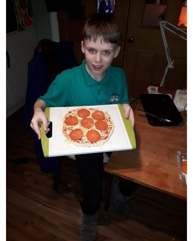 Cub boys showing pizza