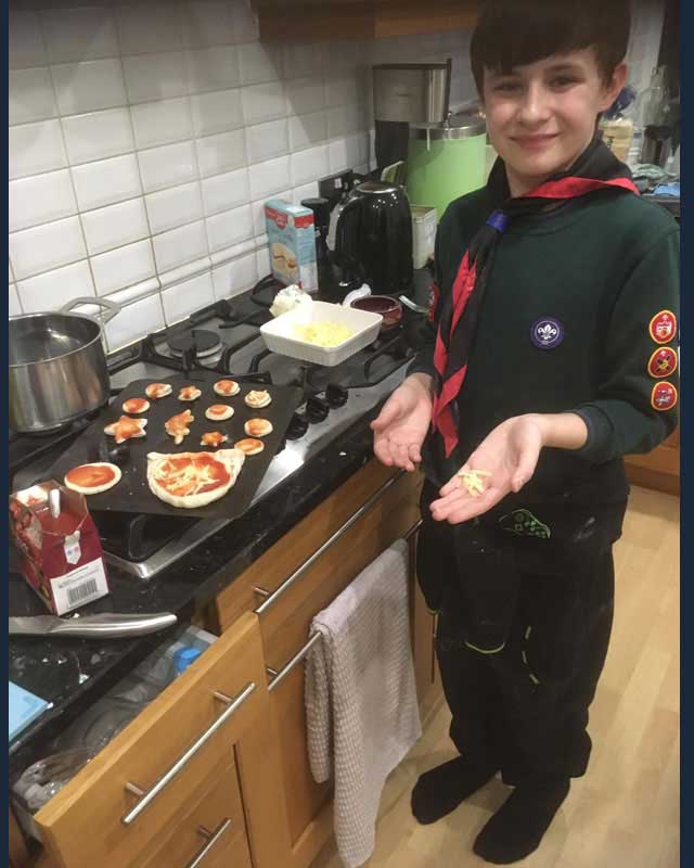 cubs cooking pizza
